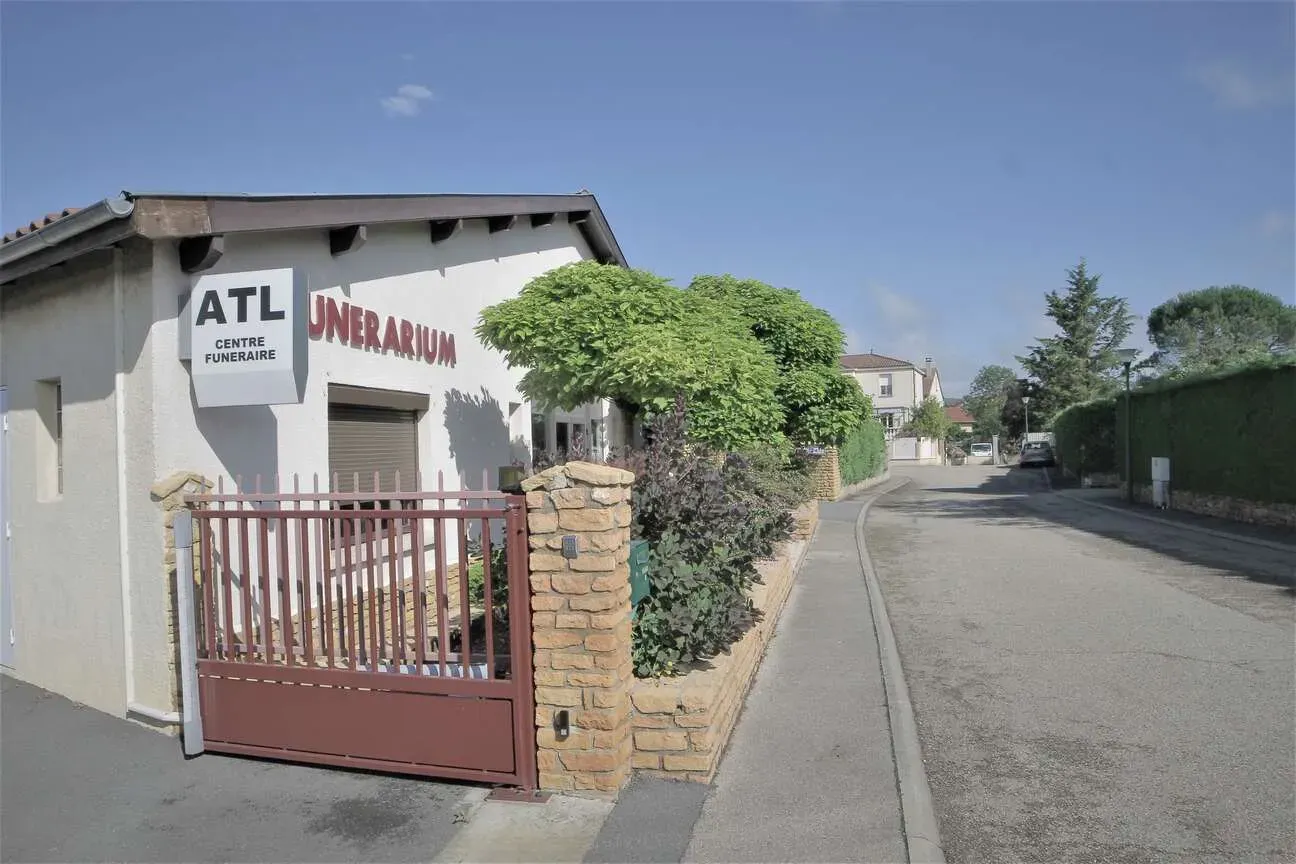 Entrée du funérarium ATL avec portail et panneau signalétique.