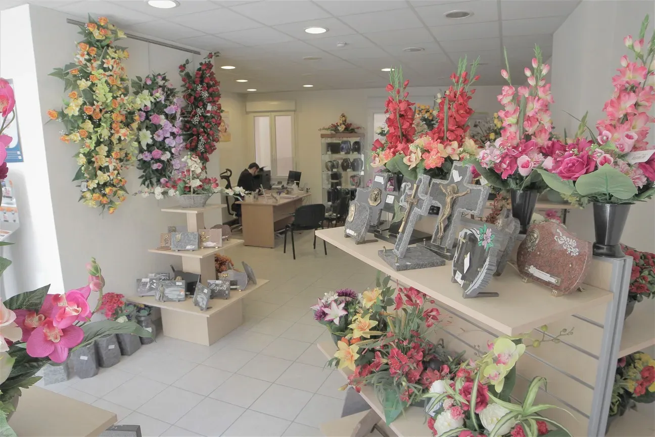 Magasin d'articles funéraires, plaques et compositions florales ATL.