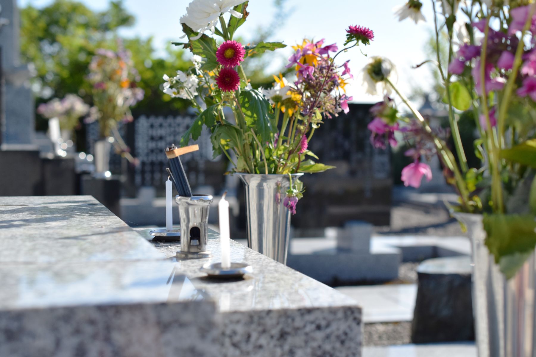 fleurs sur cimetière
